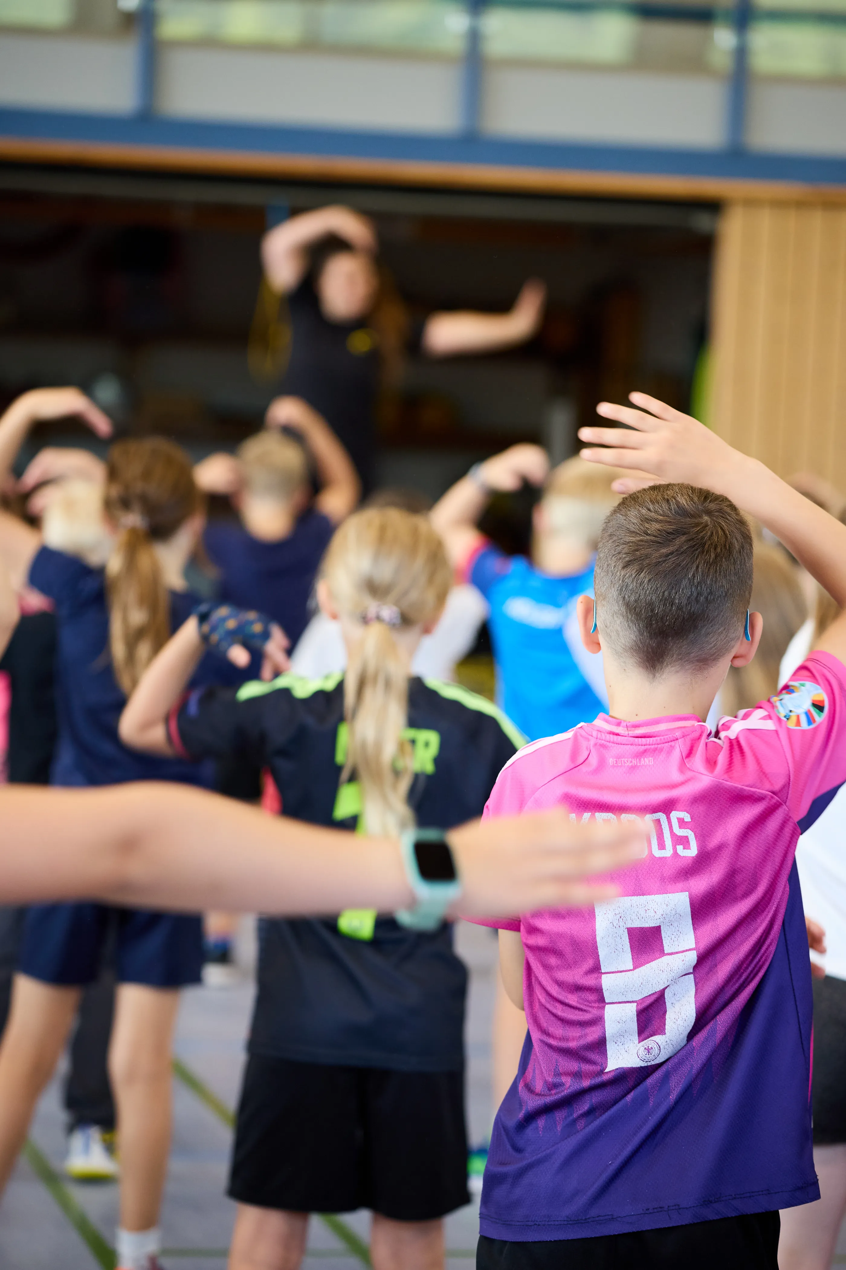 Kinder beim gemeinsamen Aufwärmen. Neue Orientierung für die Klasse mit dem Klassenkompass