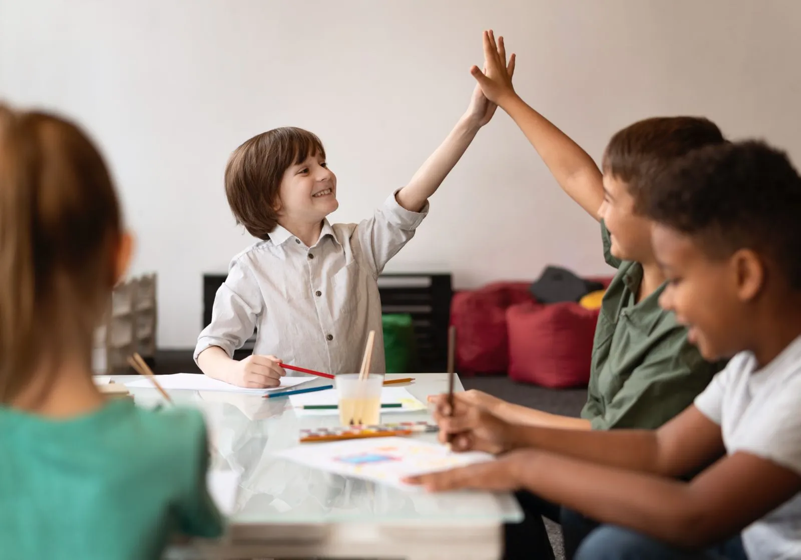 Kinder in nachdenklicher, gesammelter Haltung beim LeTaBe-Lernkompetenztraining