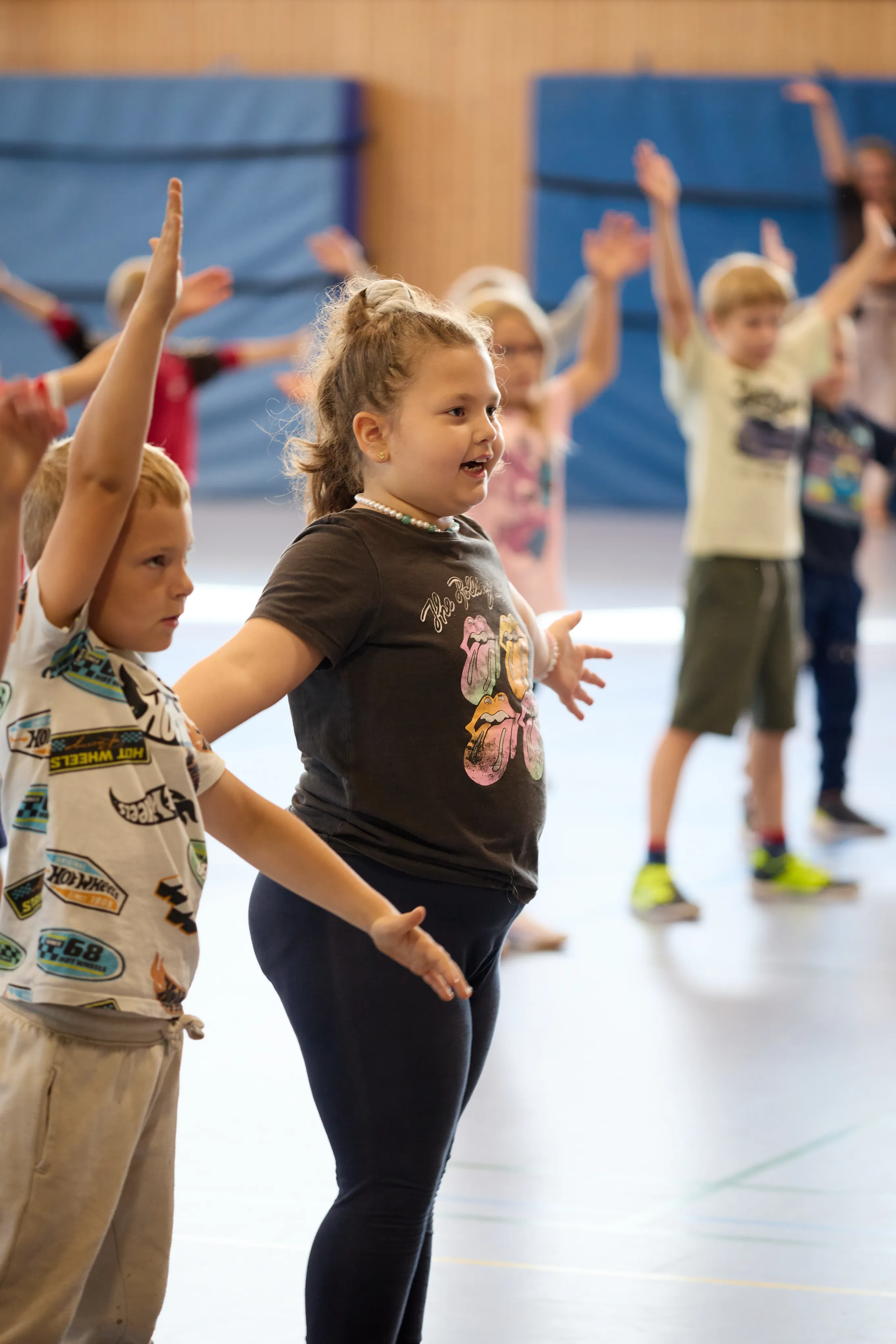Mädchen tanzt voller Energie beim LeTaBe-Tanzprojekt