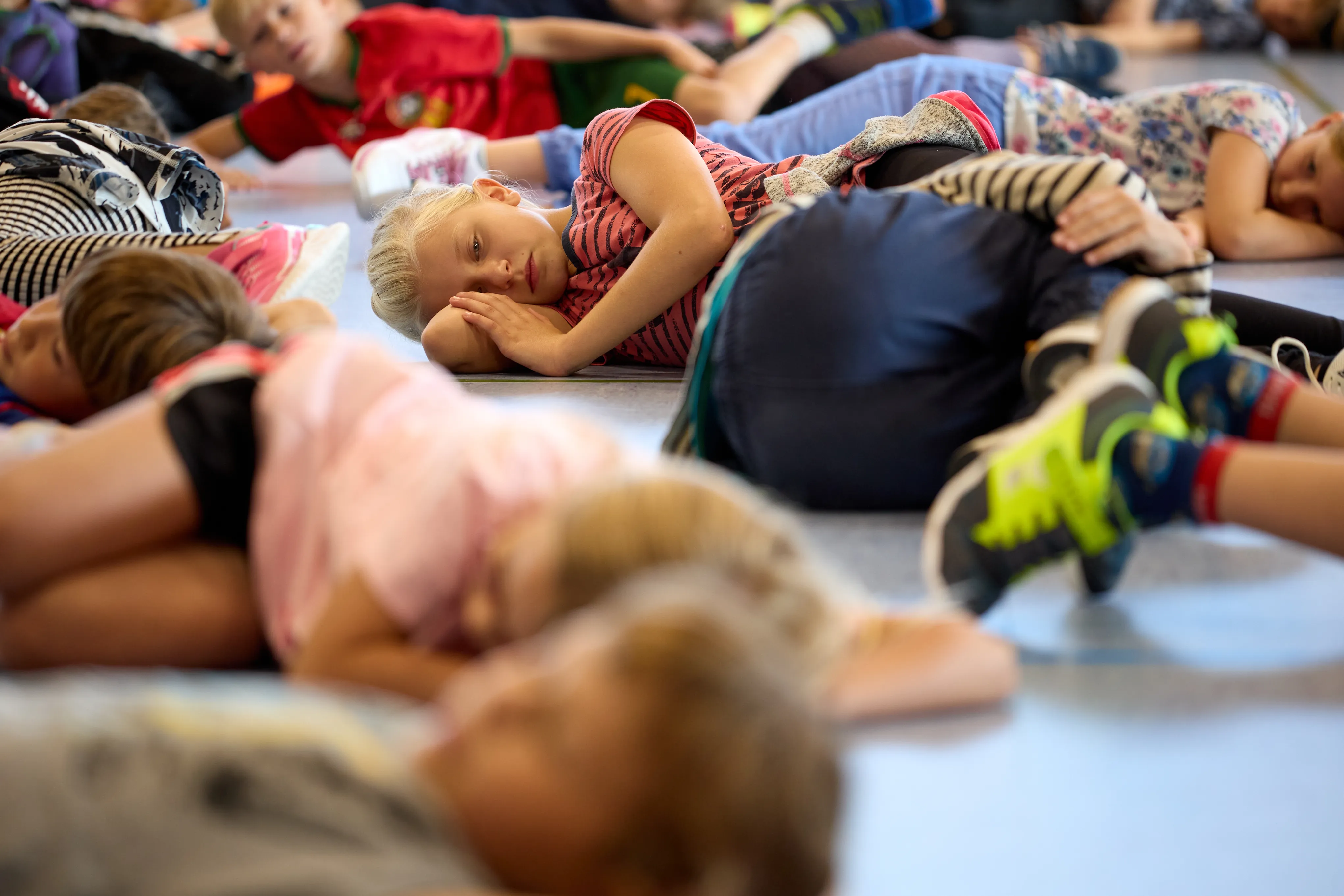 Kinder kommen zur Ruhe und ruhen entspannt am Boden bei LeTaBe